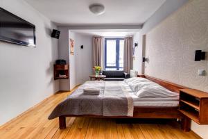 Łóżko lub łóżka w pokoju w obiekcie Krynica Apartamenty Studio Centrum 62 Parking