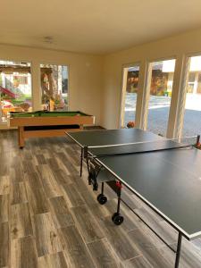 una habitación con dos mesas de ping pong. en Casa Raluca, en Arieşeni
