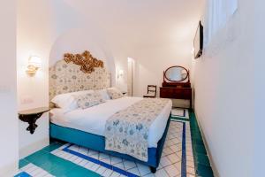 Кровать или кровати в номере L'Olearia Luxury Country Villa in Amalfi Coast