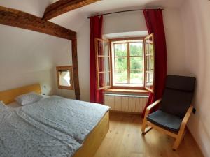 Un pat sau paturi într-o cameră la Juvanova hiša (all house)