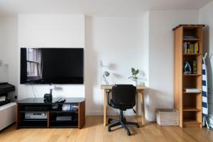 a room with a desk and a chair and a television at Modern, 2 Bdrm House Town Centre, North Laine Sleeps 6 in Brighton & Hove