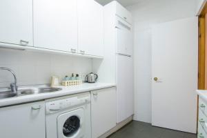 A kitchen or kitchenette at Apartments Plaza Mayor