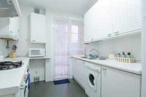 A kitchen or kitchenette at Apartments Plaza Mayor