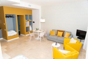 una sala de estar con un sofá y una mesa en Baretti House 2 - Colazione offerta a ogni soggiorno, en Turín