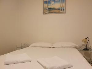 クルジュ・ナポカにあるVivaldi Studiosの白いベッド(枕2つ付)と壁に絵が描かれています。