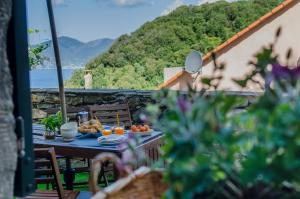 uma mesa com comida e vista para uma montanha em La Casetta Rossa em Corniglia