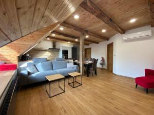 un soggiorno con divano blu e tavolo di Yes Dream apartment a Jeseník