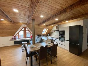 cocina y comedor con mesa y sillas en Yes Dream apartment, en Jeseník