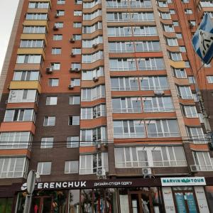 een appartementencomplex op de hoek van een straat bij Fresh Residence apartment (ЖК Резиденція) in Vinnytsya