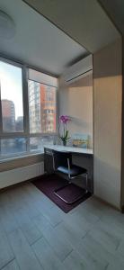 een bureau in een kamer met 2 ramen bij Fresh Residence apartment (ЖК Резиденція) in Vinnytsya