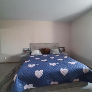 een slaapkamer met een blauw bed met harten erop bij Fresh Residence apartment (ЖК Резиденція) in Vinnytsya