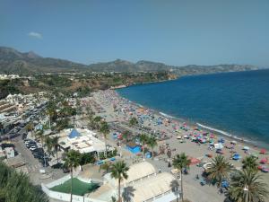 z powietrza widok na plażę z ludźmi i ocean w obiekcie Capistrano Playa RELAX & ENJOY w mieście Nerja