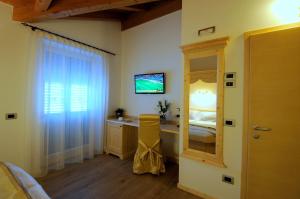 A television and/or entertainment centre at Agritur Melissa