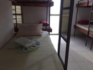 1 dormitorio con 2 literas y espejo en Vale Hostel, en Pindamonhangaba