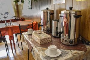 マル・デル・プラタにあるHotel Danteの2つのケトルが置かれたテーブル