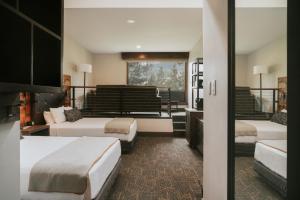 um quarto de hotel com duas camas e uma varanda em Huntley Lodge at Big Sky Resort em Big Sky