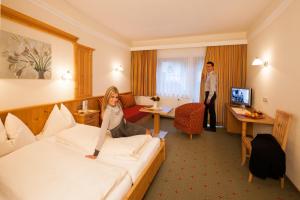 Telewizja i/lub zestaw kina domowego w obiekcie Hotel Garni Forelle