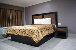 מיטה או מיטות בחדר ב-Willow Tree Inn & Suites