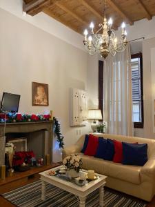 sala de estar con sofá y chimenea en La Casa Di Betta, en Florencia