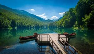 - un quai sur un lac avec deux bateaux dans l'établissement Modern Mountain Kolasin, à Kolašin