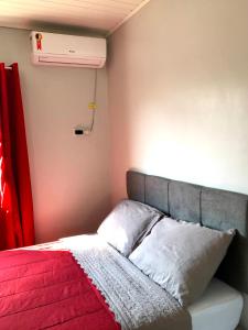 Кровать или кровати в номере Quarto Privado em residência no Coração de Foz - casa e banheiro compartilhado