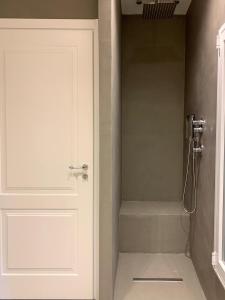 uma casa de banho com uma porta branca e um chuveiro em Suite del Ponte Normanno em Palermo