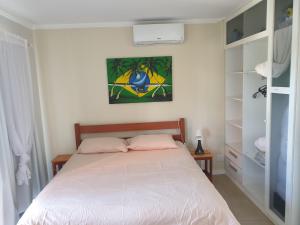 sypialnia z łóżkiem z białą narzutą w obiekcie Sea View Dream Village w mieście Cumbuco