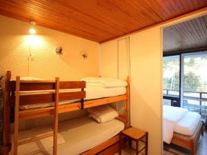 Двухъярусная кровать или двухъярусные кровати в номере Appartement Chamrousse, 2 pièces, 6 personnes - FR-1-549-82
