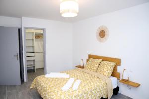 - une chambre avec un lit et une couette jaune dans l'établissement #Sweet Moments By Eauz'Homes -WiFi-Netflix, à Eauze