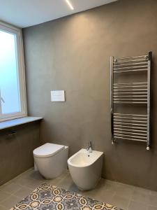 bagno con servizi igienici, lavandino e finestra di Suite del Ponte Normanno a Palermo