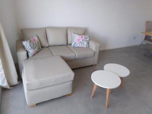 sala de estar con sofá y 2 mesas en MIRADORES DEL BOULEVAR en Tigre