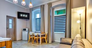 Televízia a/alebo spoločenská miestnosť v ubytovaní Apartamenty na Deptaku by Royal Aparts