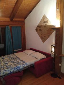 Dormitorio pequeño con cama y lámpara en La stanza in collina en Manta