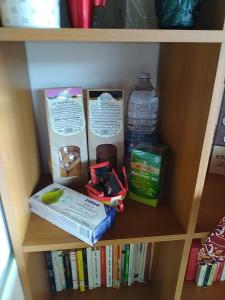 una estantería con libros y una botella de agua en La stanza in collina en Manta