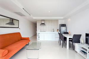 مطبخ أو مطبخ صغير في Kata Ocean View condominium by Lofty
