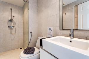 حمام في Kata Ocean View condominium by Lofty