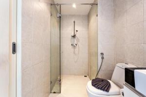 حمام في Kata Ocean View condominium by Lofty