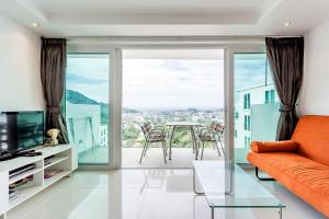 تلفاز و/أو أجهزة ترفيهية في Kata Ocean View condominium by Lofty