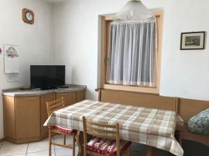 Μια τηλεόραση ή/και κέντρο ψυχαγωγίας στο Appartamenti Perlot Marco