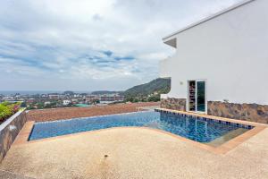 المسبح في Kata Ocean View condominium by Lofty أو بالجوار
