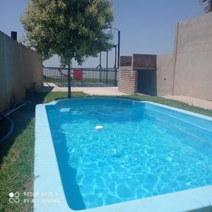 una piscina con una pelota de golf en el agua en Casa vista al Rio Parana Vuelta de Obligado en San Pedro