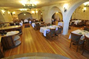 Un restaurante o sitio para comer en Alfina Cave Hotel-Special Category