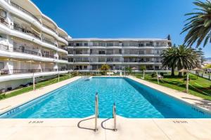 einem Pool vor einem großen Apartmenthaus in der Unterkunft Perfect Family Apartment in Acapulco Playa, Nerja in Nerja + 10 Fotos