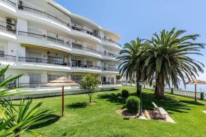 een groot gebouw met palmbomen ervoor bij Perfect Family Apartment in Acapulco Playa, Nerja in Nerja