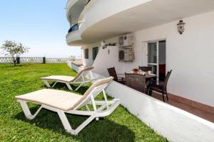 Ein Garten an der Unterkunft Perfect Family Apartment in Acapulco Playa, Nerja