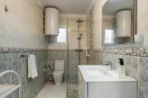 ein Badezimmer mit Waschbecken, Dusche und Toilette in der Unterkunft Perfect Family Apartment in Acapulco Playa, Nerja in Nerja