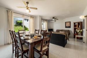 ein Esszimmer mit Tisch und Stühlen und einer Couch in der Unterkunft Perfect Family Apartment in Acapulco Playa, Nerja in Nerja