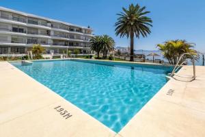 ein großes Schwimmbad vor einem Gebäude in der Unterkunft Perfect Family Apartment in Acapulco Playa, Nerja in Nerja