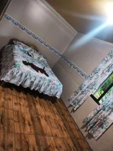 Cette chambre dispose d'un lit et de parquet. dans l'établissement Amphibia House, à Agua Azul