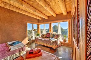 Ein Sitzbereich in der Unterkunft Peaceful New Mexico Retreat with Panoramic Mtn Views